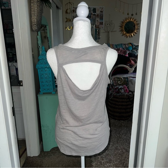 Athleta Tank Top 🤍 - Picture 3 of 4